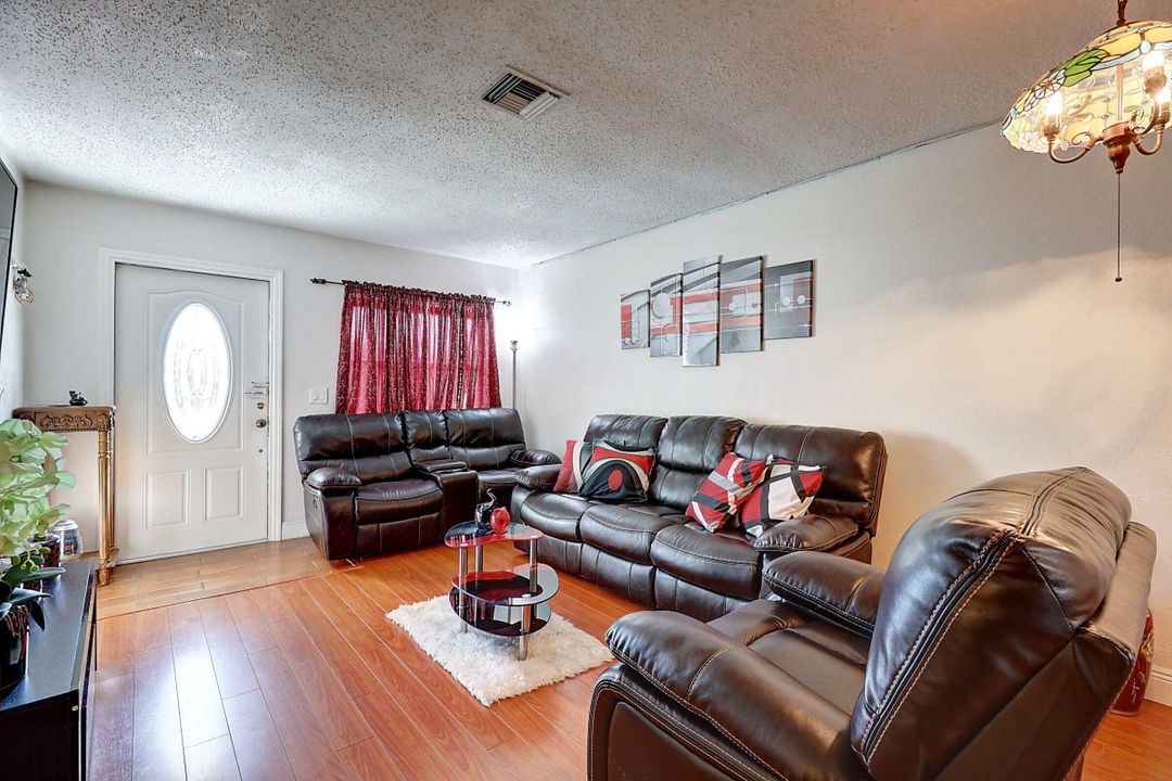 For Sale: $435,000 (3 beds, 1 baths, 1049 Square Feet)