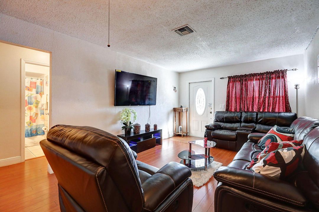 For Sale: $435,000 (3 beds, 1 baths, 1049 Square Feet)