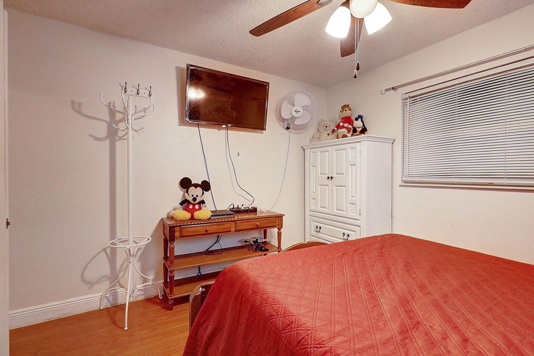 For Sale: $435,000 (3 beds, 1 baths, 1049 Square Feet)