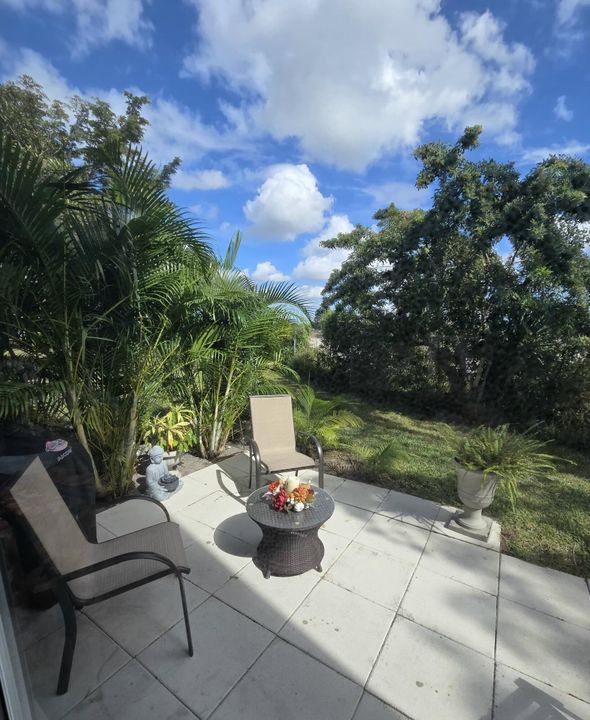 For Sale: $275,000 (2 beds, 2 baths, 1110 Square Feet)