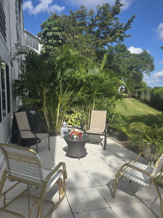 For Sale: $275,000 (2 beds, 2 baths, 1110 Square Feet)