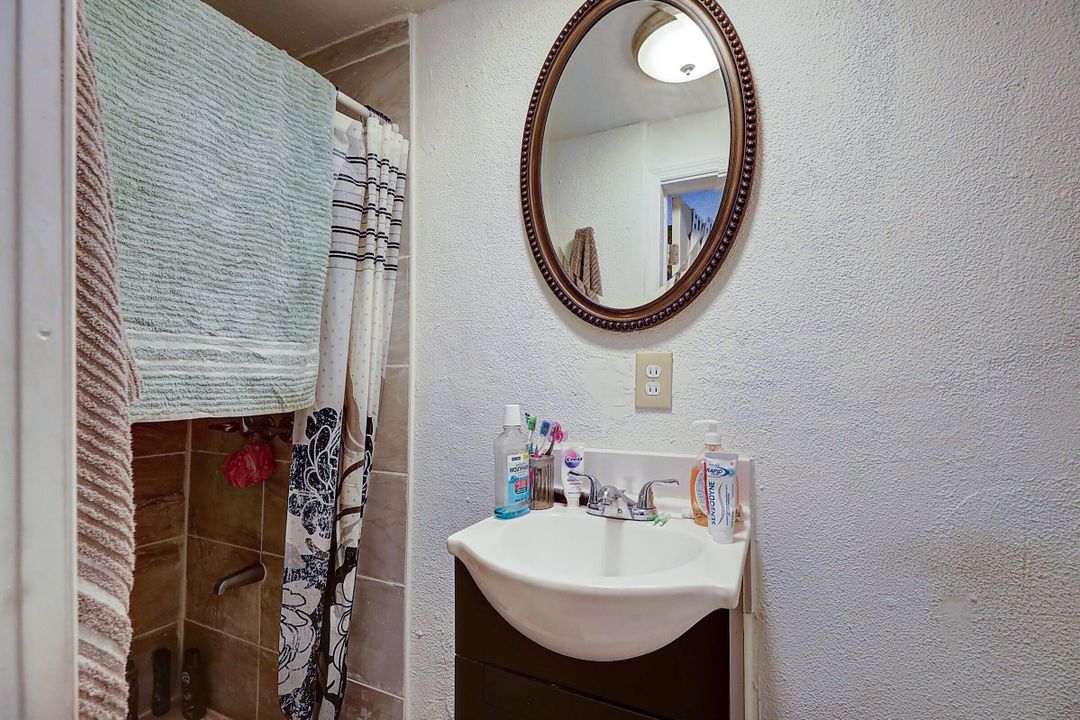 For Sale: $435,000 (3 beds, 1 baths, 1049 Square Feet)