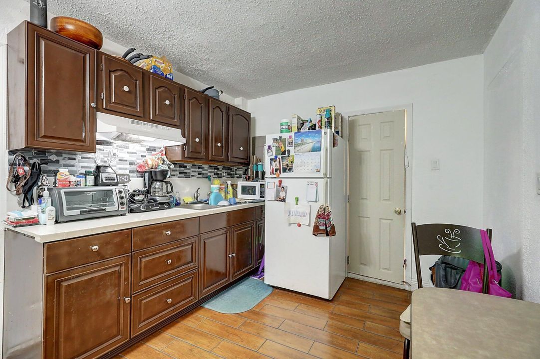 For Sale: $435,000 (3 beds, 1 baths, 1049 Square Feet)