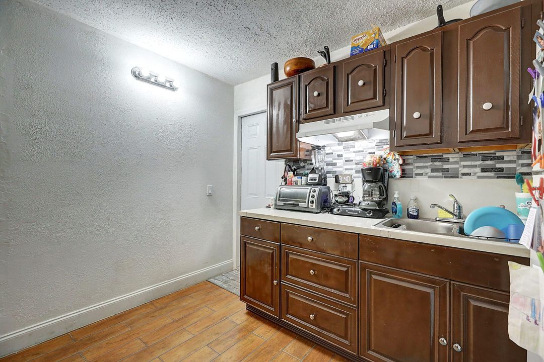 For Sale: $435,000 (3 beds, 1 baths, 1049 Square Feet)