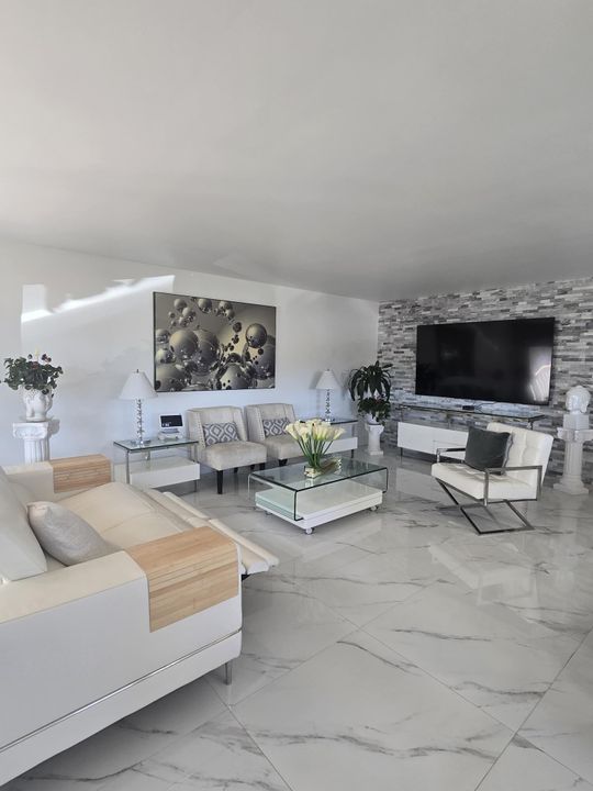 For Sale: $275,000 (2 beds, 2 baths, 1110 Square Feet)