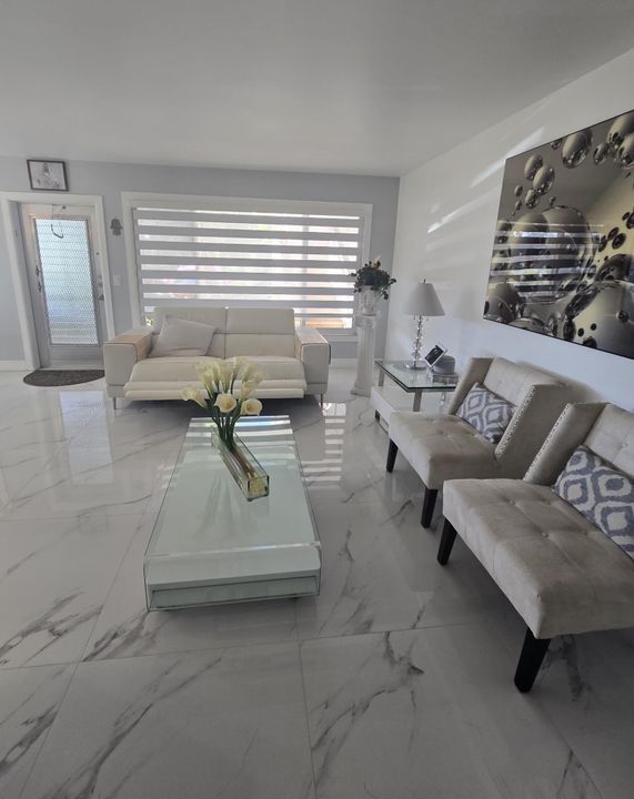 For Sale: $275,000 (2 beds, 2 baths, 1110 Square Feet)