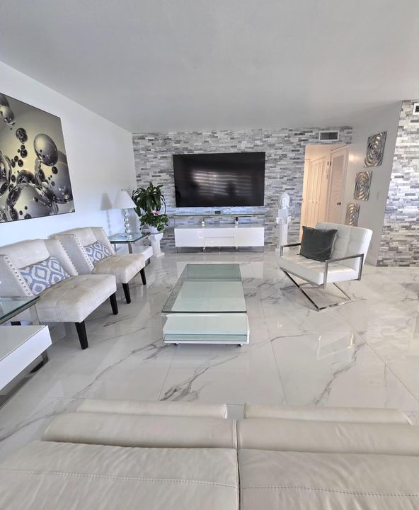 For Sale: $275,000 (2 beds, 2 baths, 1110 Square Feet)