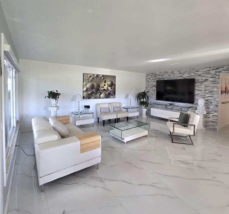 For Sale: $275,000 (2 beds, 2 baths, 1110 Square Feet)