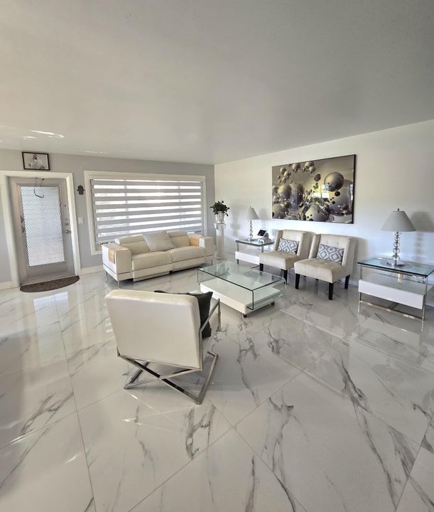 For Sale: $275,000 (2 beds, 2 baths, 1110 Square Feet)