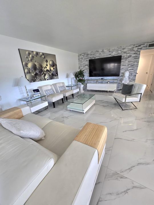 For Sale: $275,000 (2 beds, 2 baths, 1110 Square Feet)