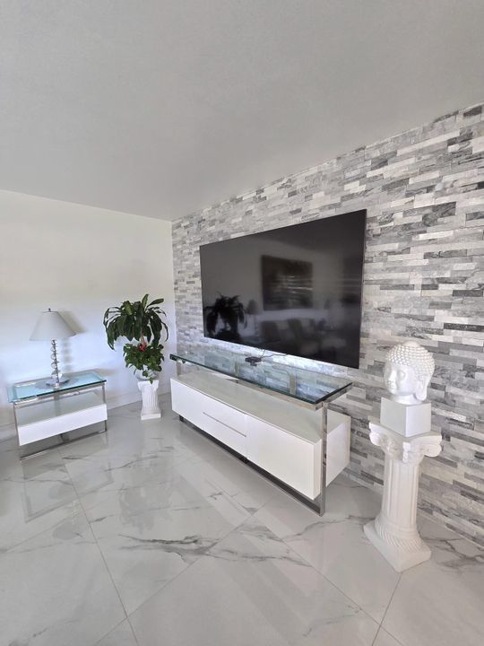 For Sale: $275,000 (2 beds, 2 baths, 1110 Square Feet)