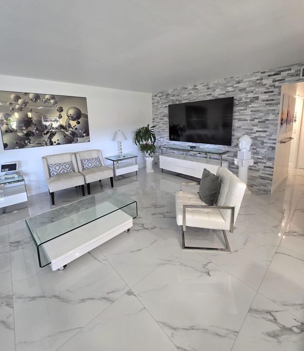 For Sale: $275,000 (2 beds, 2 baths, 1110 Square Feet)