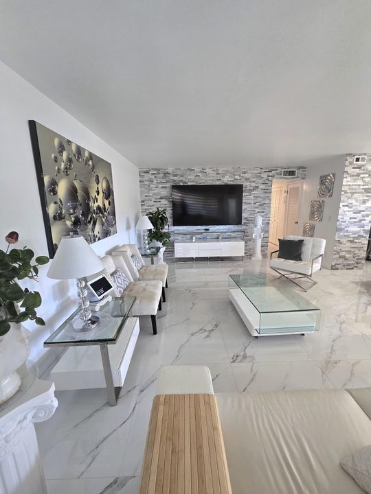 For Sale: $275,000 (2 beds, 2 baths, 1110 Square Feet)