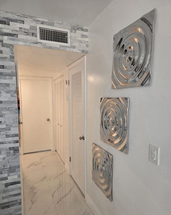 For Sale: $275,000 (2 beds, 2 baths, 1110 Square Feet)