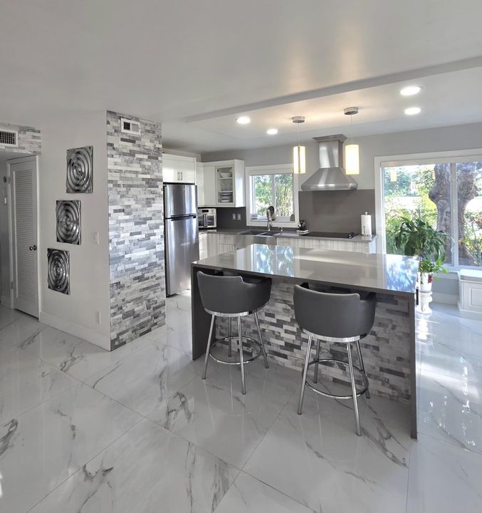 For Sale: $275,000 (2 beds, 2 baths, 1110 Square Feet)