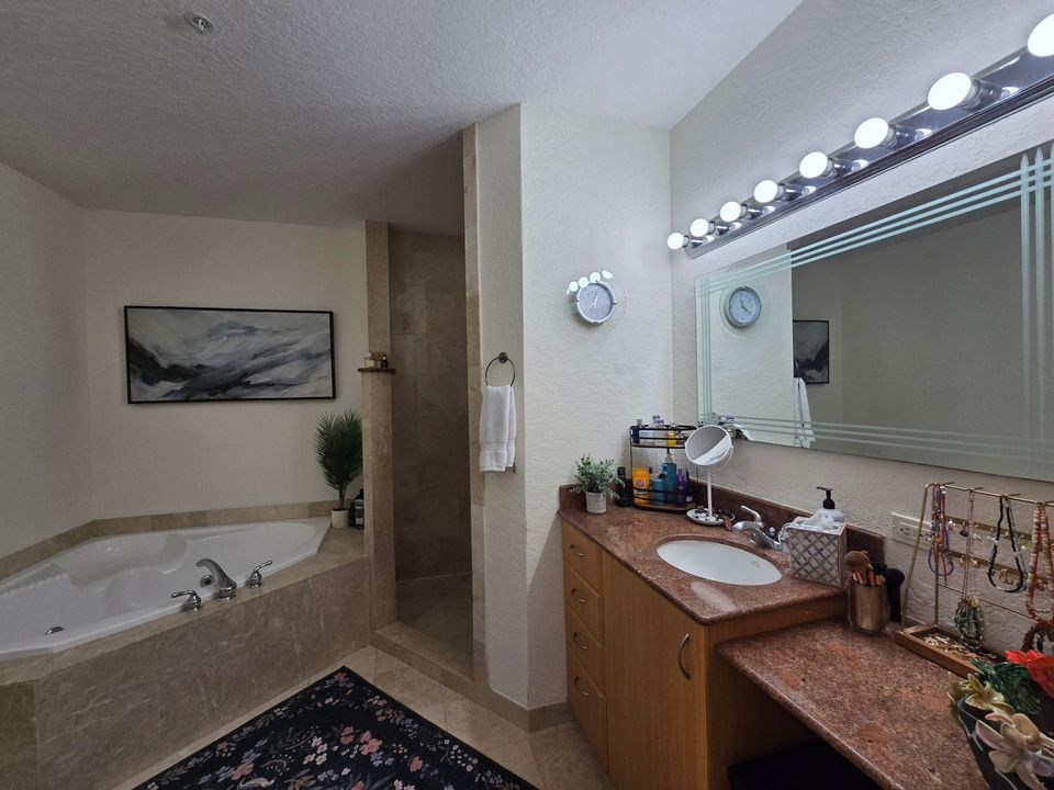 For Sale: $278,999 (2 beds, 2 baths, 1424 Square Feet)