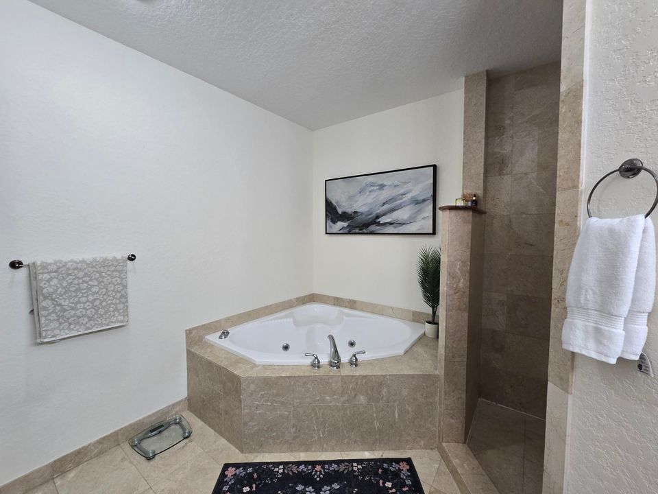 For Sale: $278,999 (2 beds, 2 baths, 1424 Square Feet)