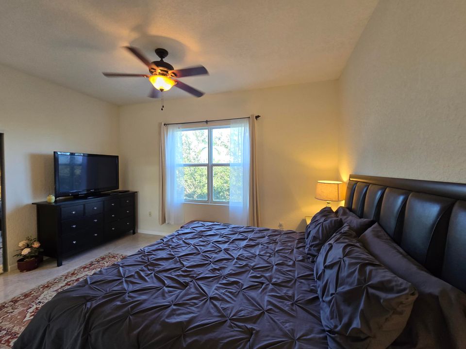 For Sale: $278,999 (2 beds, 2 baths, 1424 Square Feet)