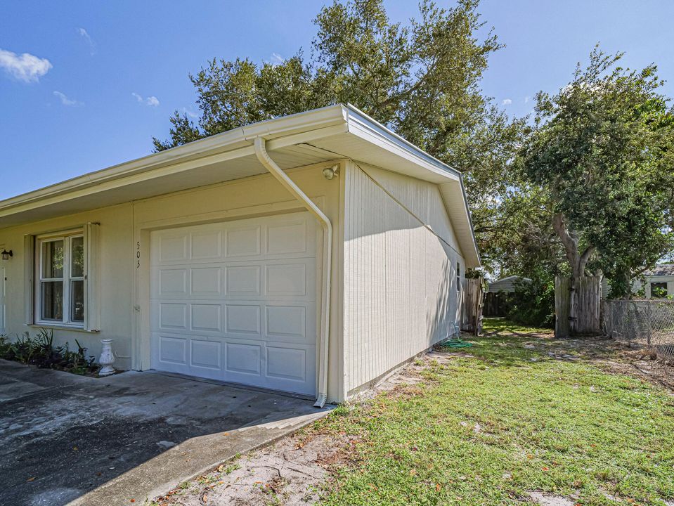 For Rent: $2,300 (2 beds, 2 baths, 927 Square Feet)