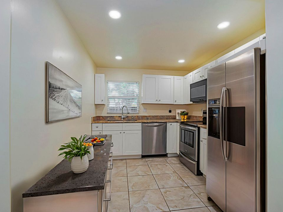 For Rent: $2,300 (2 beds, 2 baths, 927 Square Feet)