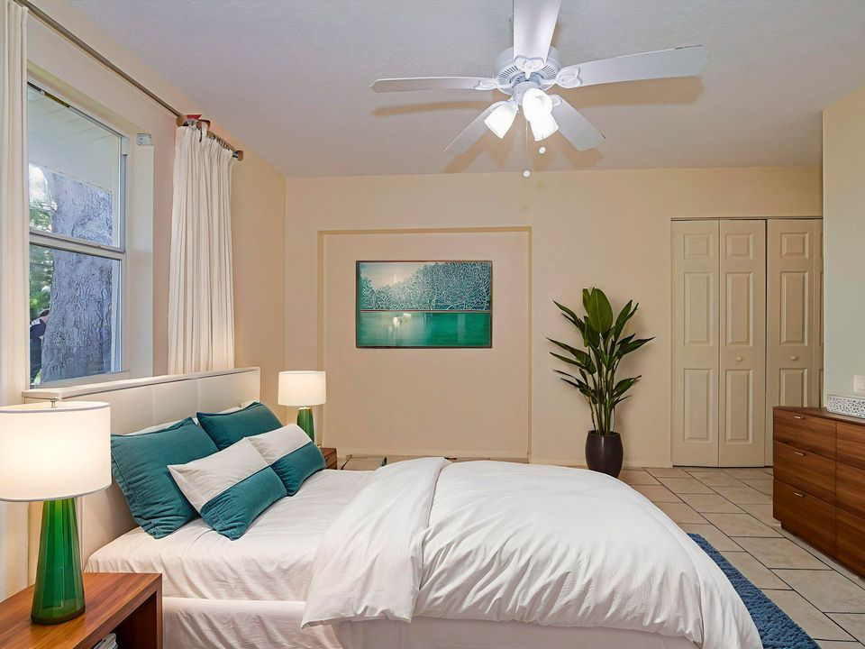 For Rent: $2,300 (2 beds, 2 baths, 927 Square Feet)