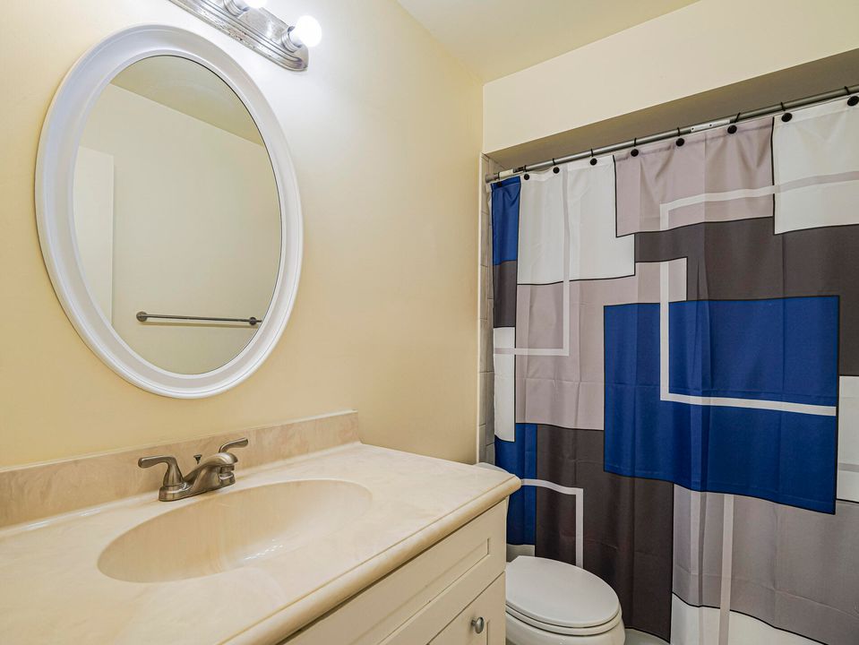 For Rent: $2,300 (2 beds, 2 baths, 927 Square Feet)