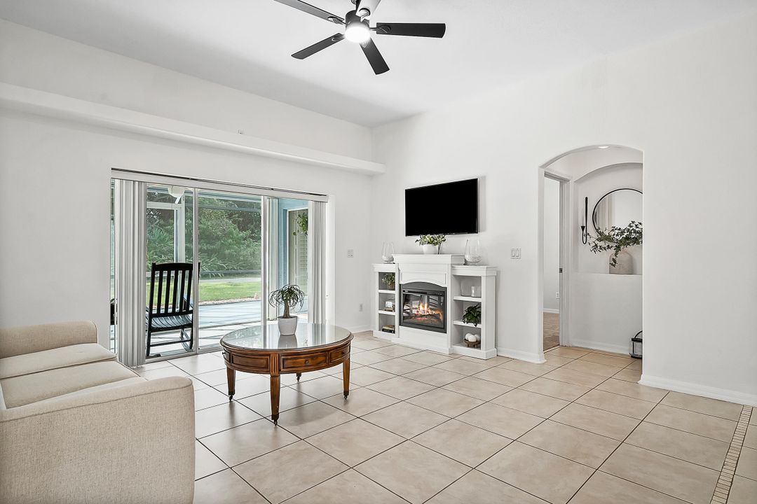 合同活跃: $375,000 (3 贝兹, 2 浴室, 1842 平方英尺)