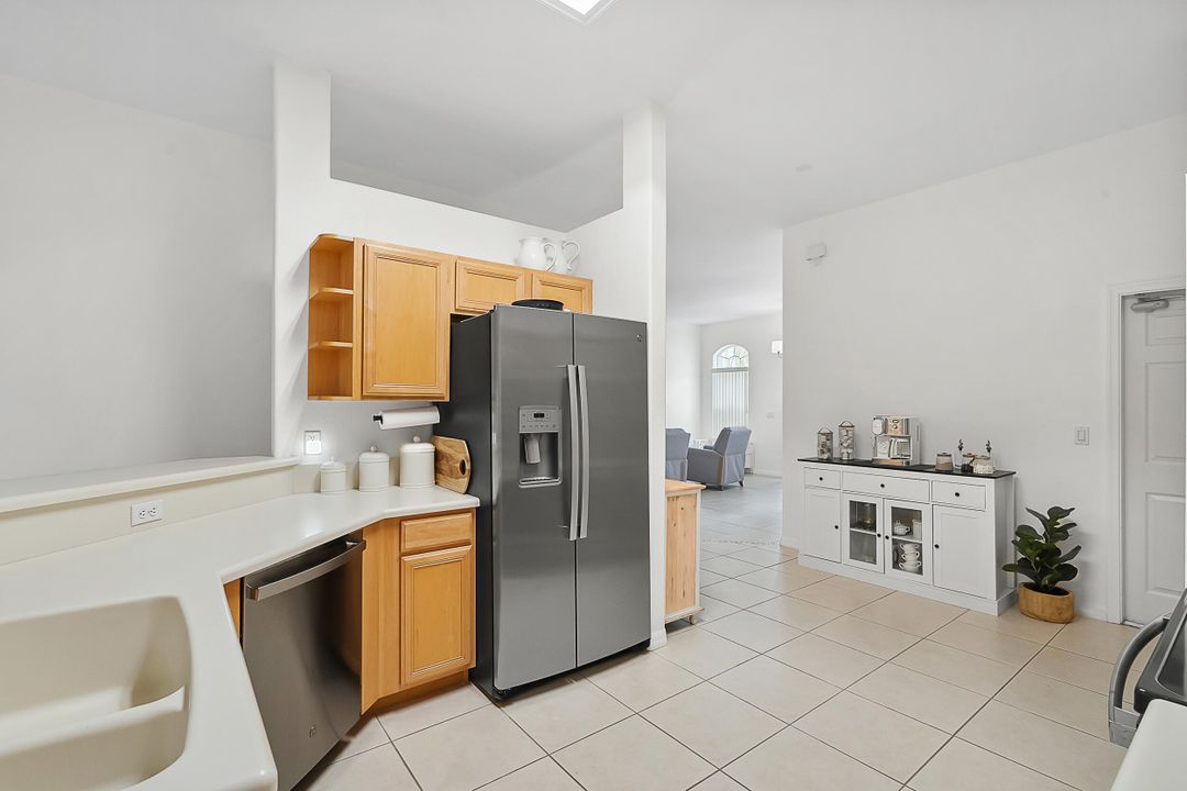 合同活跃: $375,000 (3 贝兹, 2 浴室, 1842 平方英尺)