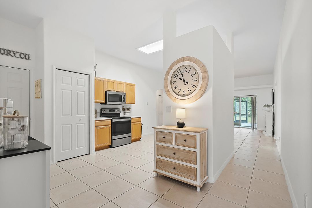 合同活跃: $375,000 (3 贝兹, 2 浴室, 1842 平方英尺)