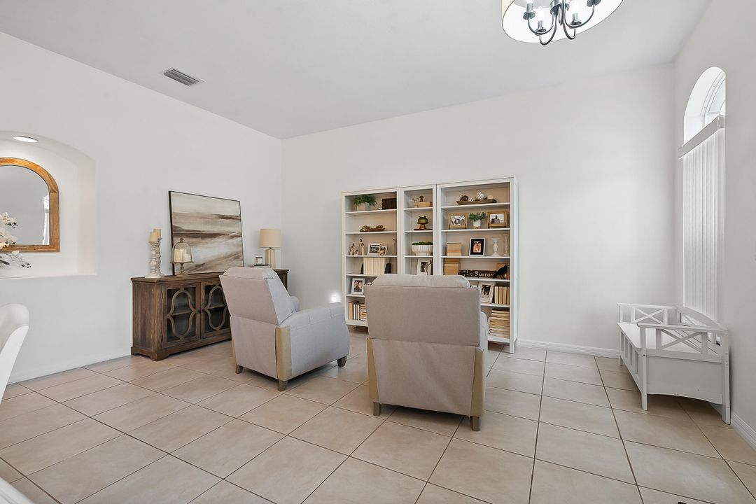 合同活跃: $375,000 (3 贝兹, 2 浴室, 1842 平方英尺)