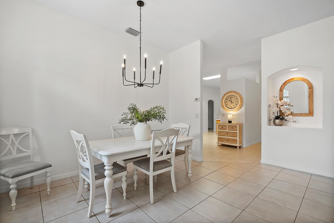 合同活跃: $375,000 (3 贝兹, 2 浴室, 1842 平方英尺)