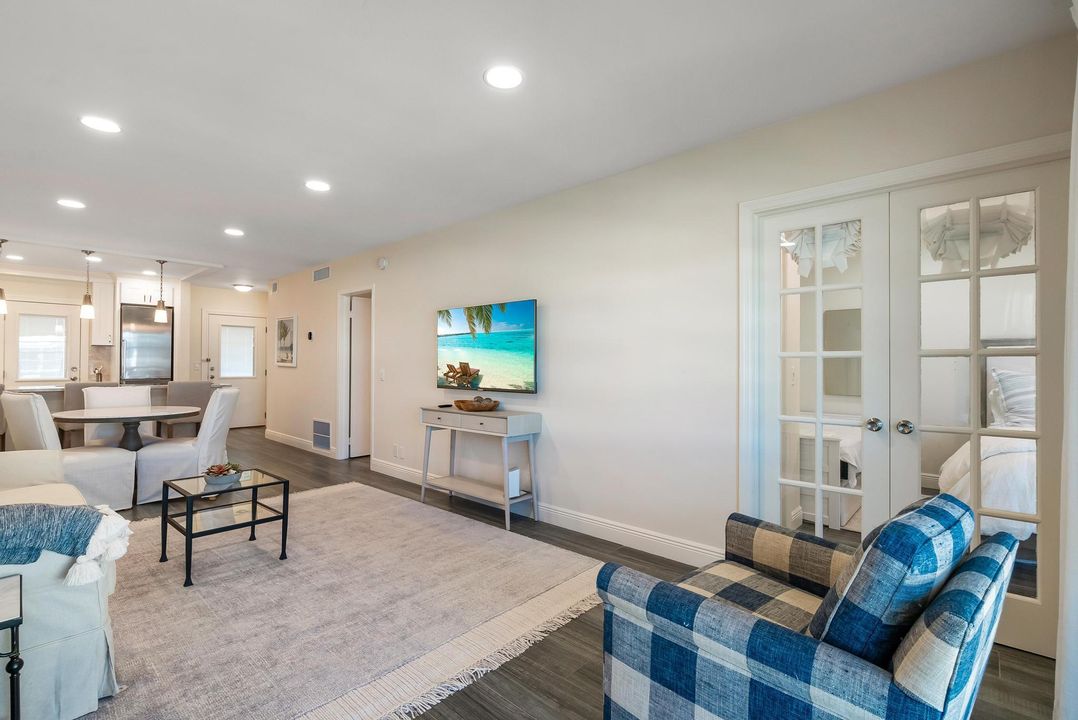 For Sale: $735,000 (2 beds, 1 baths, 822 Square Feet)