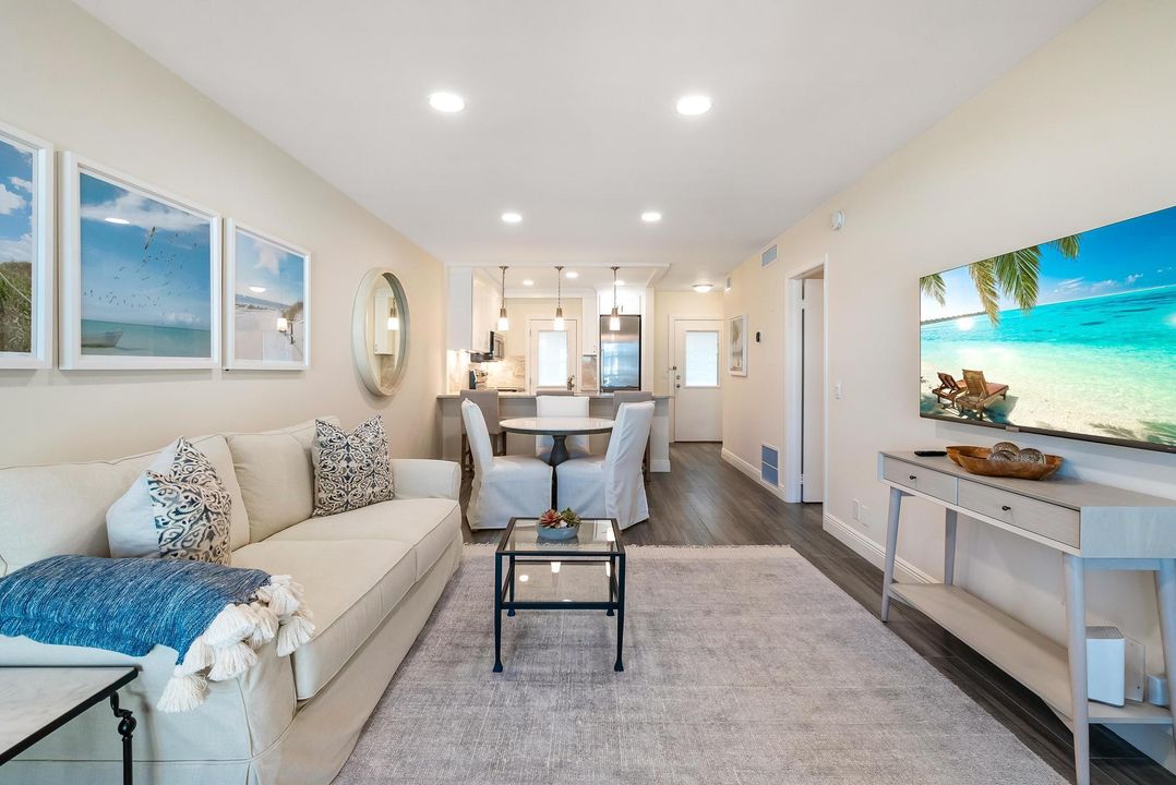 For Sale: $735,000 (2 beds, 1 baths, 822 Square Feet)