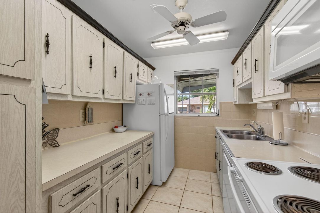 For Sale: $139,000 (1 beds, 1 baths, 1080 Square Feet)