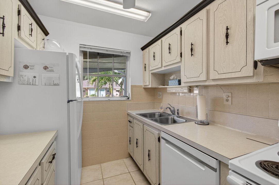 For Sale: $139,000 (1 beds, 1 baths, 1080 Square Feet)
