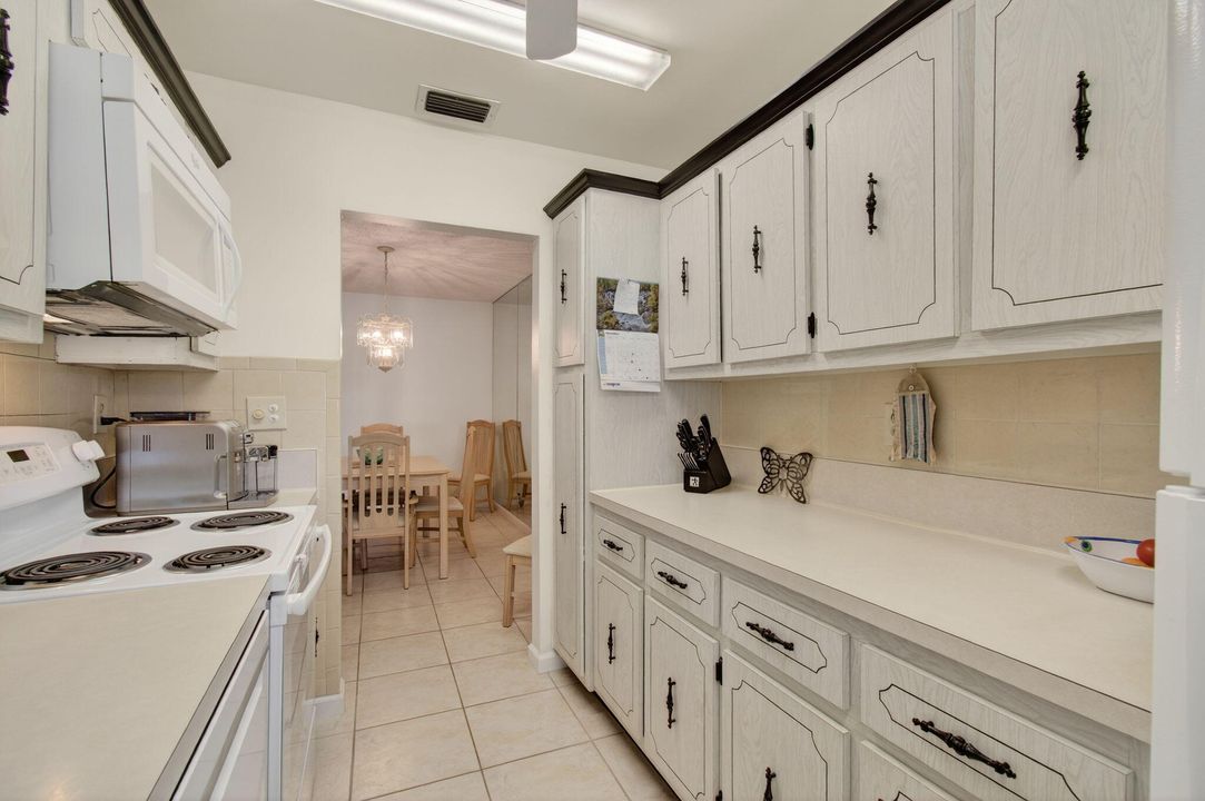 For Sale: $139,000 (1 beds, 1 baths, 1080 Square Feet)