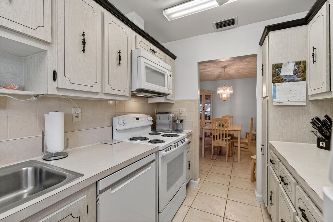 For Sale: $139,000 (1 beds, 1 baths, 1080 Square Feet)