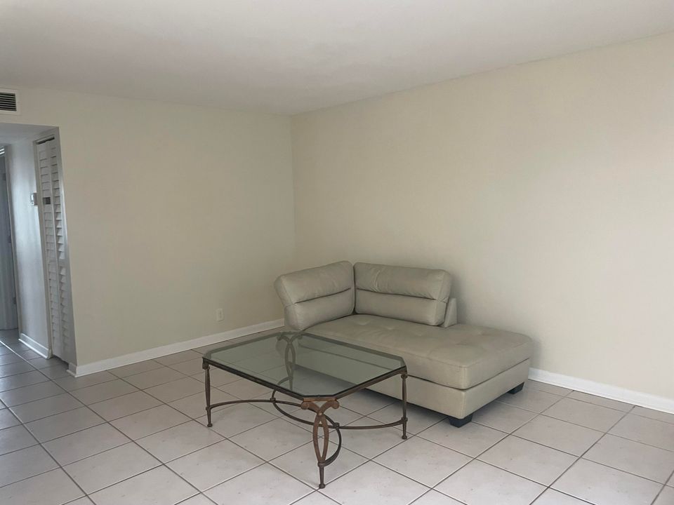 For Rent: $1,750 (2 beds, 2 baths, 910 Square Feet)