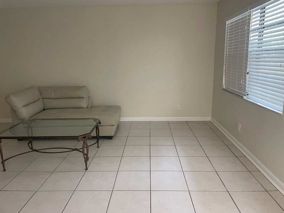 For Rent: $1,750 (2 beds, 2 baths, 910 Square Feet)