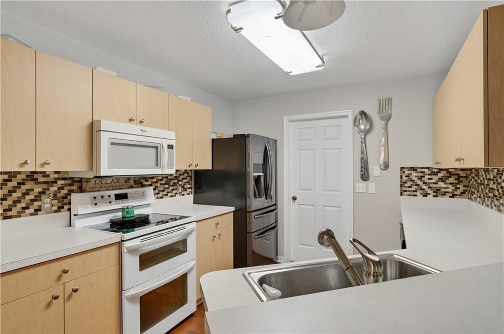 На продажу: $169,000 (2 спален, 2 ванн, 1319 Квадратных фут)