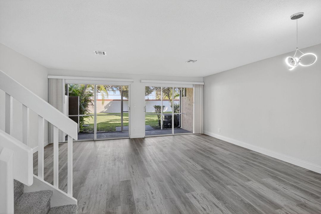 Active With Contract: $349,900 (3 beds, 2 baths, 1291 Square Feet)