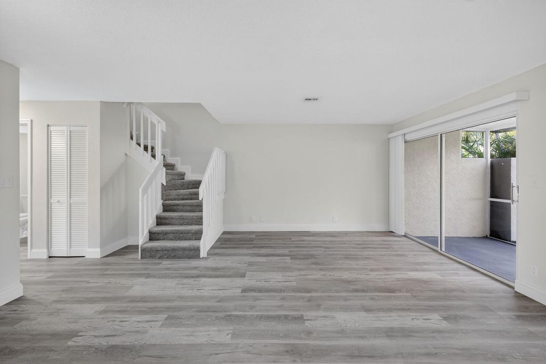 Active With Contract: $349,900 (3 beds, 2 baths, 1291 Square Feet)