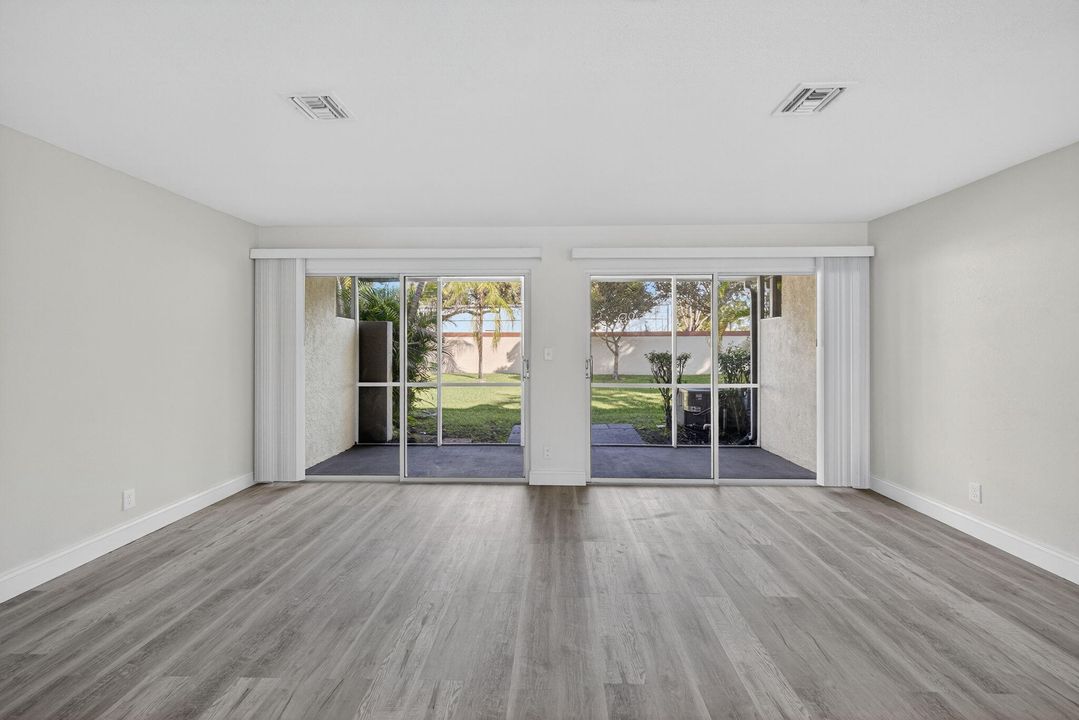 Active With Contract: $349,900 (3 beds, 2 baths, 1291 Square Feet)