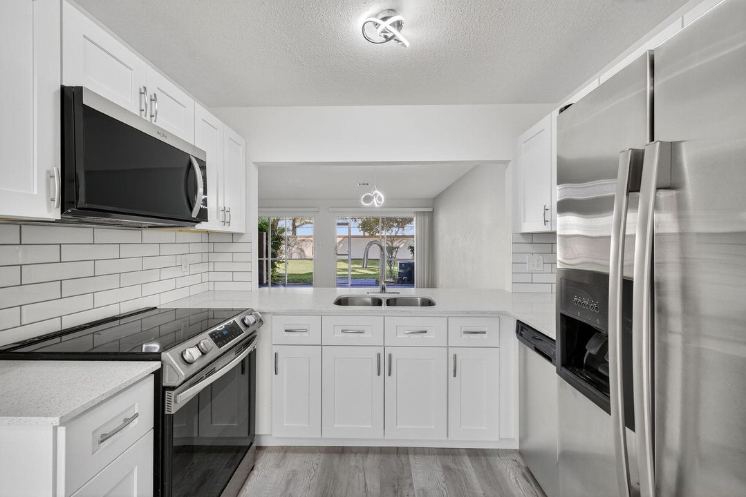 Active With Contract: $349,900 (3 beds, 2 baths, 1291 Square Feet)