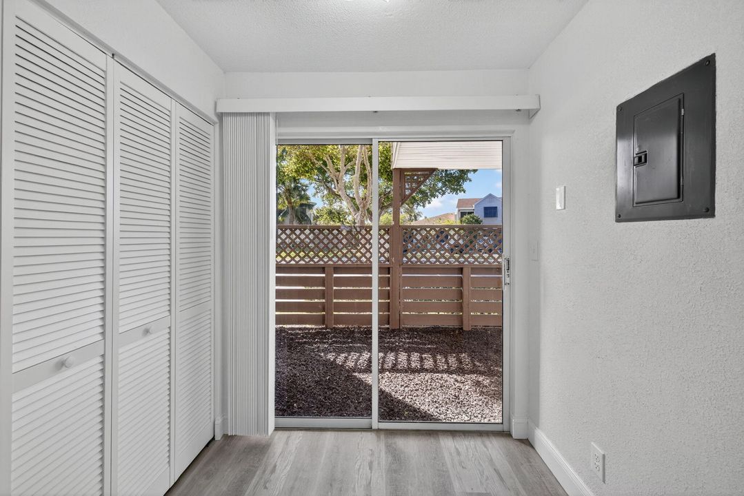 Active With Contract: $349,900 (3 beds, 2 baths, 1291 Square Feet)