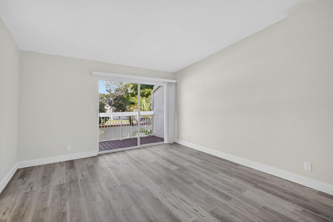 Active With Contract: $349,900 (3 beds, 2 baths, 1291 Square Feet)