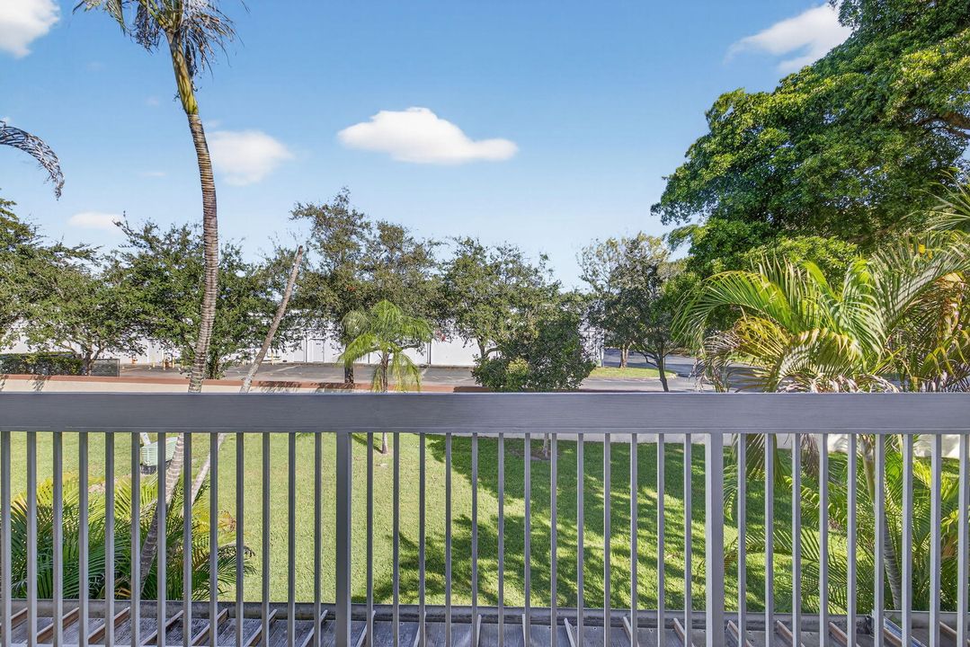 Active With Contract: $349,900 (3 beds, 2 baths, 1291 Square Feet)