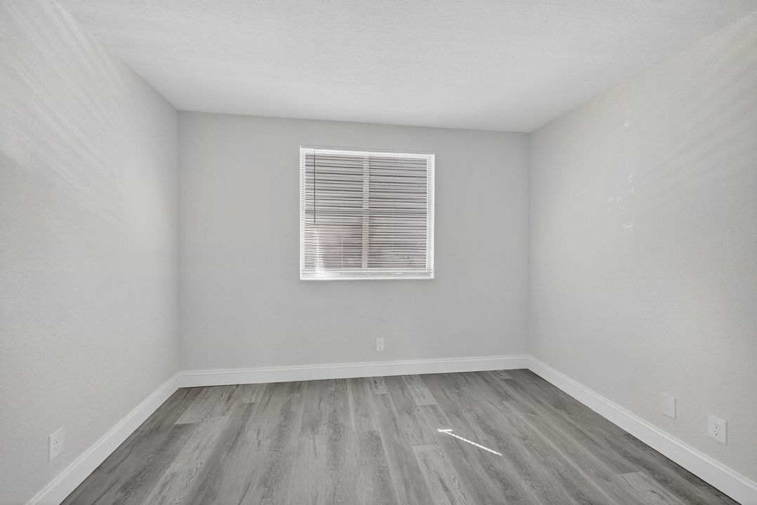 Active With Contract: $349,900 (3 beds, 2 baths, 1291 Square Feet)