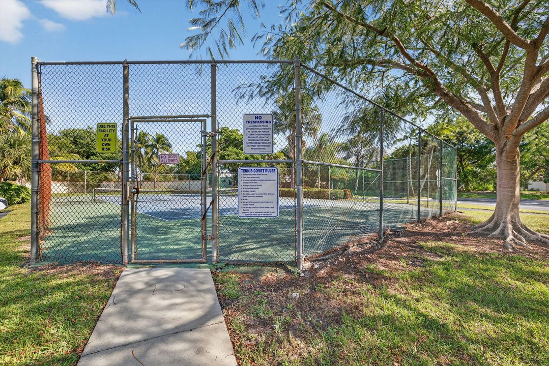 Active With Contract: $349,900 (3 beds, 2 baths, 1291 Square Feet)