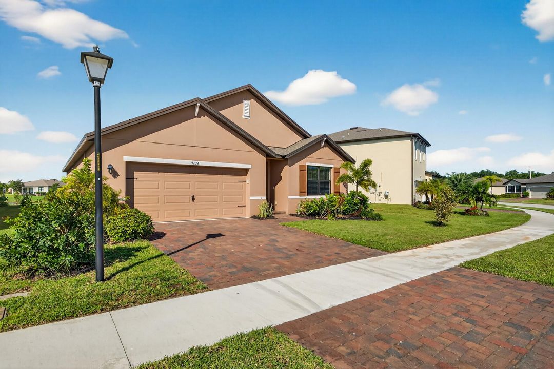 For Sale: $435,000 (4 beds, 2 baths, 1934 Square Feet)